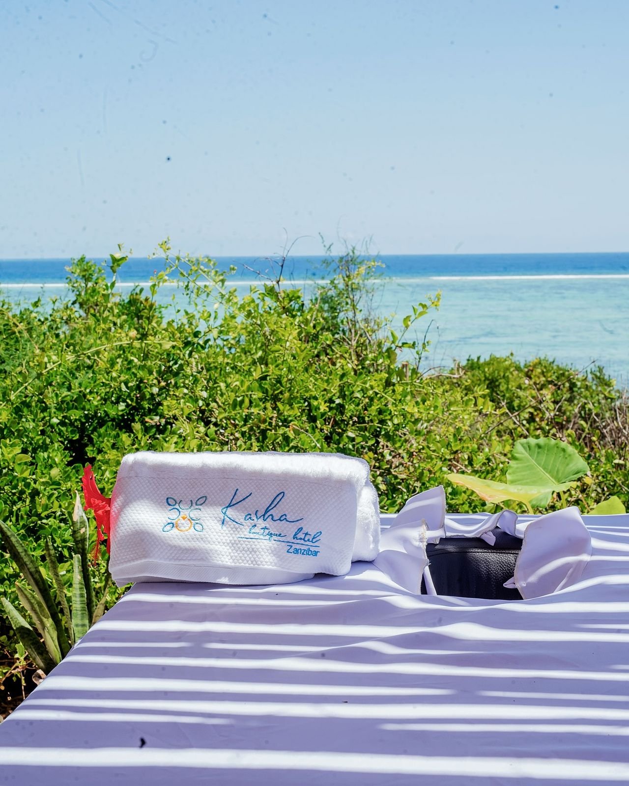 Spa massage bed with a Kasha towel overlooking the ocean in Matemwe